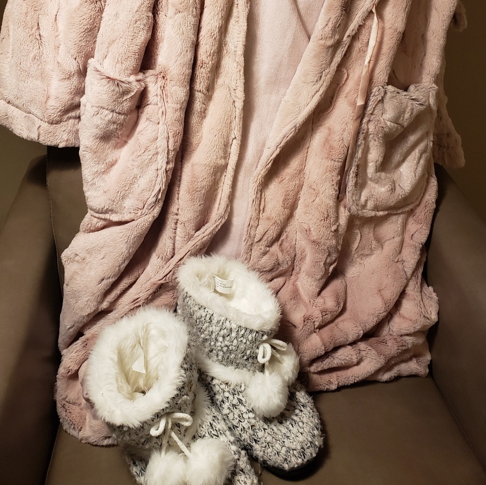 Robe - Picture 2 of 5